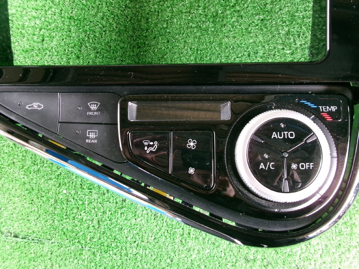 トヨタ アクア NHP10 2019年 純正9インチナビ用 オーディオパネル エアコンスイッチ ステー付き Y6.0414の画像4