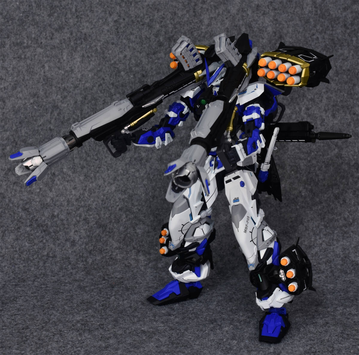 【MG 1/100 MBF-P03 ガンダムアストレイブルーフレーム Gundam Astray Blue Frame 徹底改修塗装完成品 機動戦士ガンダムSEED】36 -80_画像6