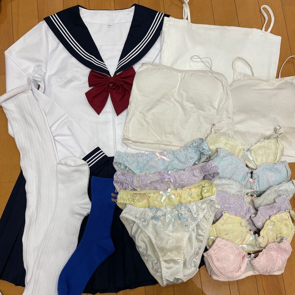 9 5 コスプレ衣装 コスプレ用セーラー服 リボン付き上下セット 靴下 女の子 詰め合わせ 匿名発送の画像1