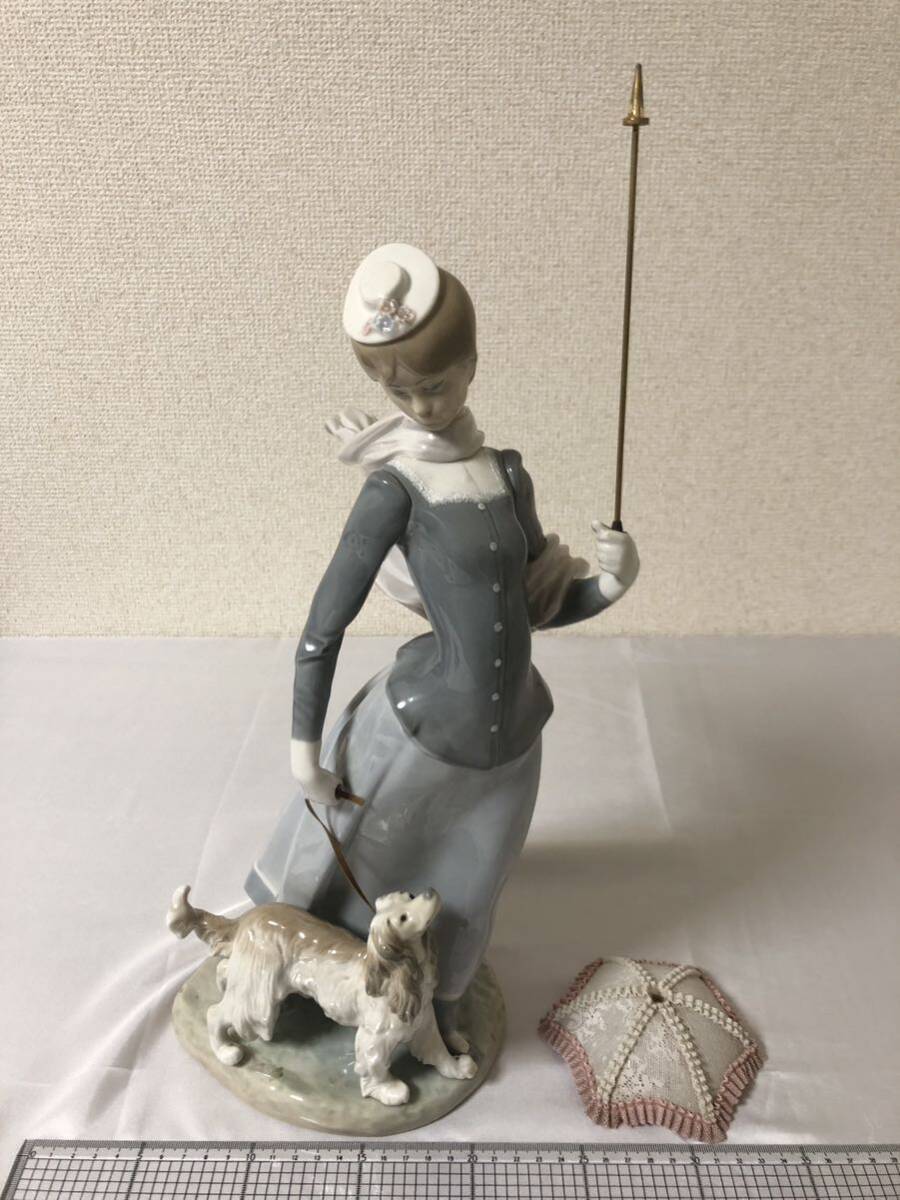 LLADRO リヤドロ 約38cm フィギュリン 置物 女性 犬 帽子 傘 人形 陶器