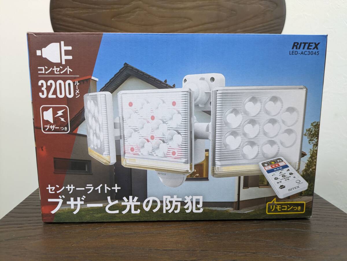 未使用開封品 ムサシ RITEX フリーアーム式高機能 LEDセンサーライト (12W×3灯) コンセント式 LED-AC3045 3200ルーメンの画像1