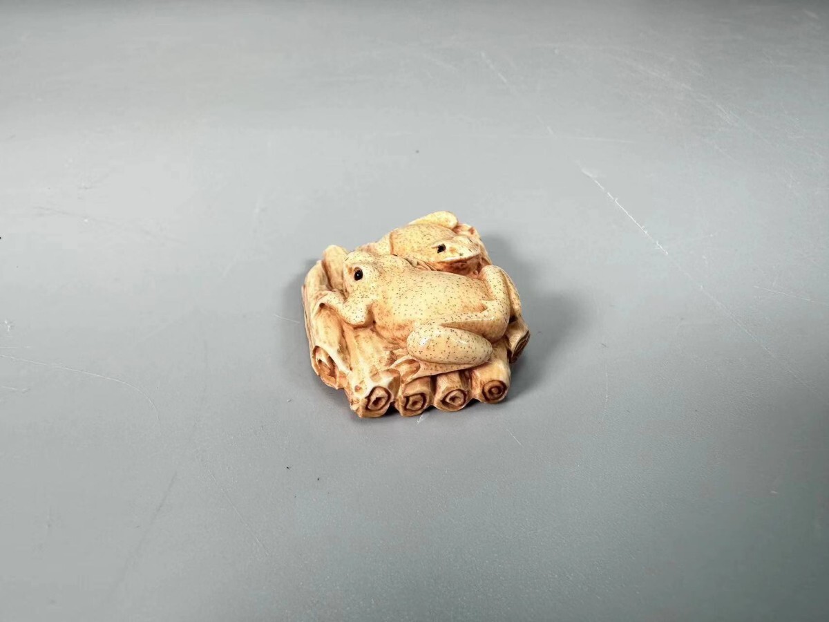 H0612 根付 「蛙」 東洋彫刻 細密細工 提げ物 腰提 飾物 時代物 重13.5g_画像6
