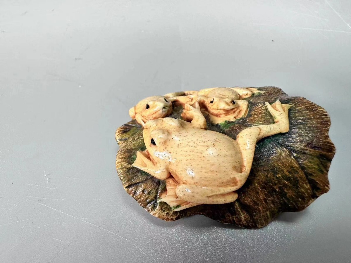 H0613 根付「蓮の蛙」東洋彫刻 細密細工 提げ物 腰提 飾物 時代物 重11.5g_画像4