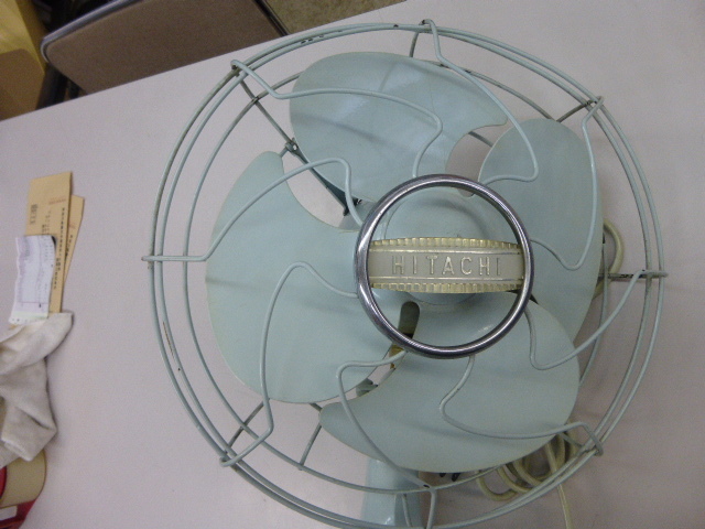HITACHI　 日立　レトロ扇風機　M-6033C 30cm 4枚羽　　首振り付き　風量2段切り替え　レトロ　アンティーク　動作品です_画像4