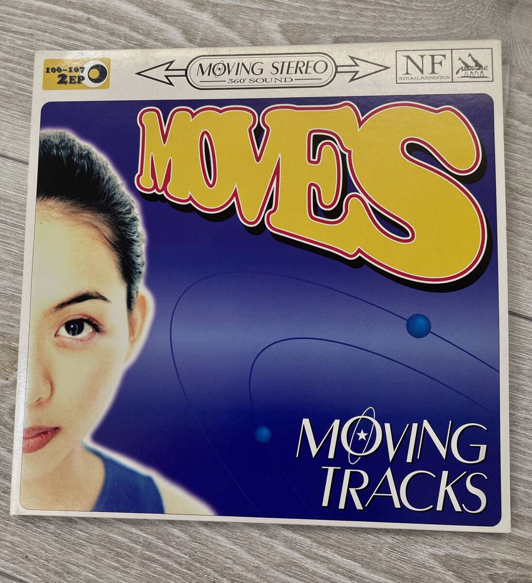 MOVES - MOVING TRACKS (ナチュラル・ファウンデーション'96 / 7inch2 見開き仕様 )の画像1