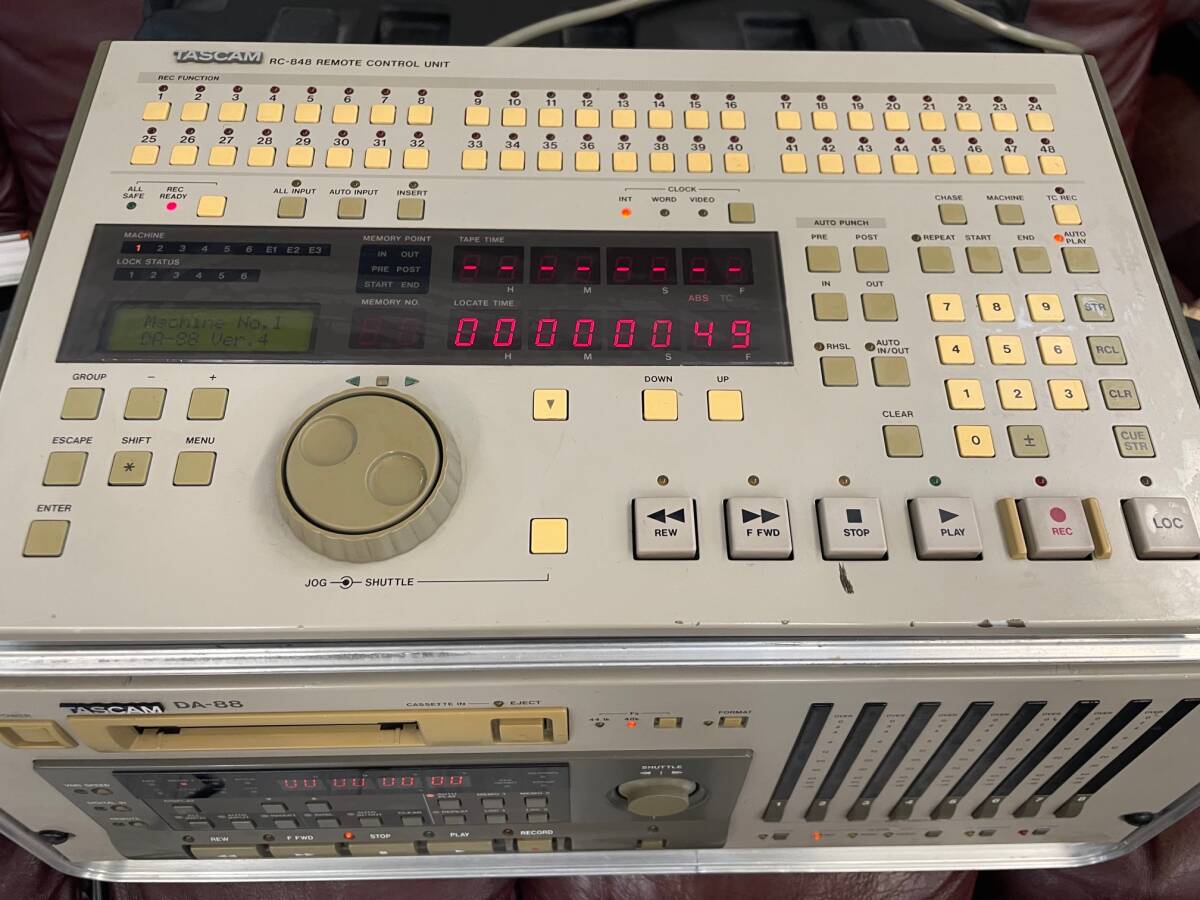 懐かしの記憶媒体。TASCAM DA-88 (w/SY-88) & RC-846 （付属ケーブル、マニュアル、SKBのラック付き）の画像2