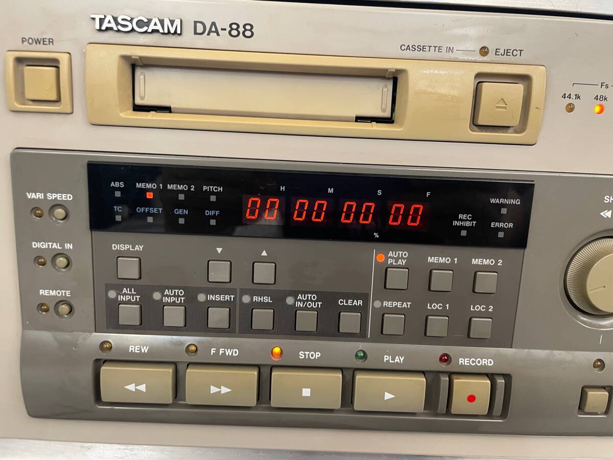 懐かしの記憶媒体。TASCAM DA-88 (w/SY-88) & RC-846 （付属ケーブル、マニュアル、SKBのラック付き）の画像3