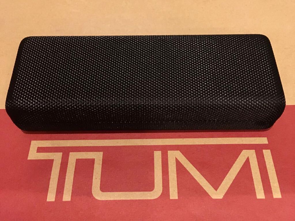 匿名ヤマト送料込み 未使用 トゥミ TUMI  メガネケース  眼鏡ケース ハードタイプ 眼鏡拭き付き の画像4