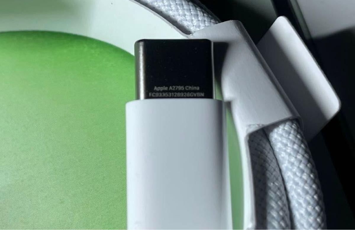 Apple Iphone15 Green色付属品　編込式　USB C 60W充電ケーブル純正、新品、未使用。　外箱、説明書付