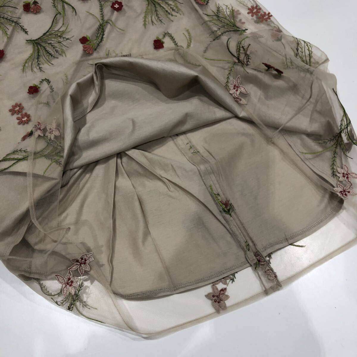 【SYBILLA】シビラ ボタニカル刺繍チュールスリーブドレス gdpem-08590 花柄 ベージュ 膝下 M ワンピース ts202404