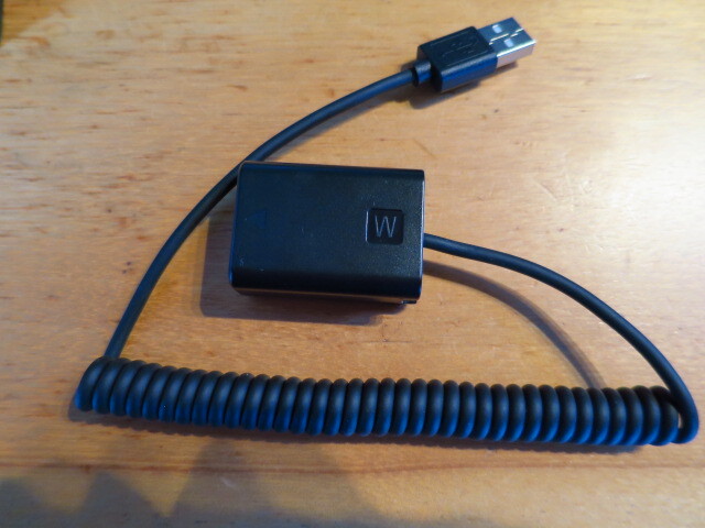 SONYのミラーレス一眼用のダミーバッテリー（NP-FW50互換）、ＵＳＢで給電。α７ｓで使用していました。の画像1