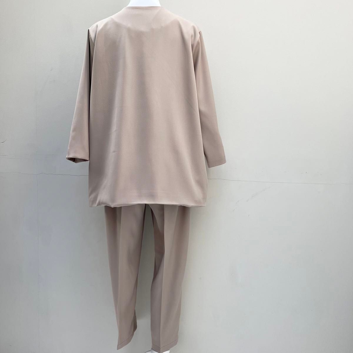 ベージュ M ノーカラー ジャケット パンツ スーツ セットアップ ベージュ M ノーカラー ジャケット パンツ スーツ セットアップ