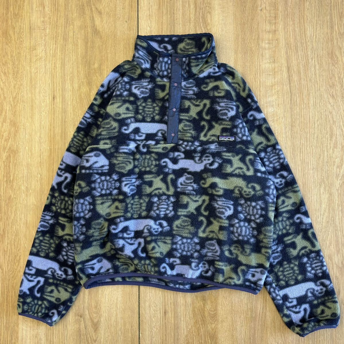 90s USA製 パタゴニア 総柄 クリーチャー スナップT ハーフボタン フリースシャツ プルオーバー Patagonia メンズ M レア柄 1円〜の画像1