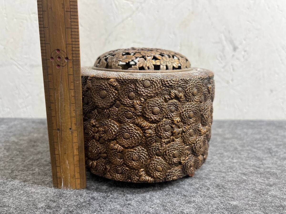 4-S32 香炉 佐野宏采 作 菊華 彫金 伝統工芸 金属工芸品 三つ足 三足 香道具 茶道具 金工細工 在銘 約1.2kg　現状品 返品交換不可_画像3