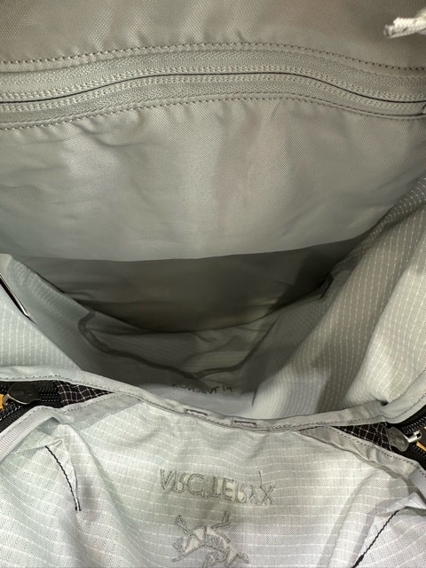 263-HK35)中古 ARC'TERYX アークテリクス Konseal 15 Backpack コンシール バックパック リュック かばん 15リットル チェック ブラック 黒_画像3