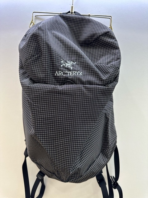 263-HK35)中古 ARC'TERYX アークテリクス Konseal 15 Backpack コンシール バックパック リュック かばん 15リットル チェック ブラック 黒_画像1