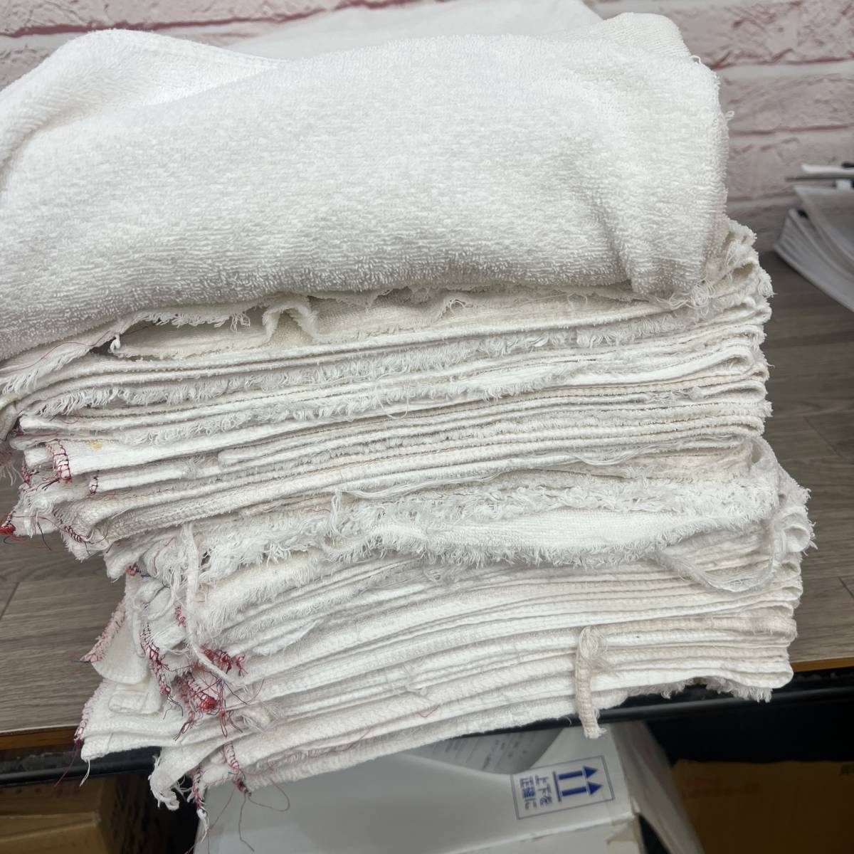 **[NO.A4-R] used towel with translation *50 sheets * bath towel. half minute. size * all commodity hole * laundry ending * nursing, pet. care, car wash and so on convenience **