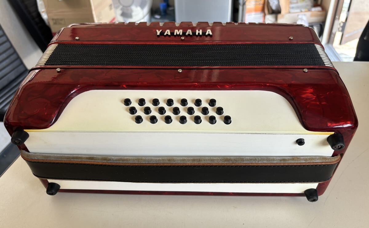 YAMAHA Yamaha 8905 accordion 32 keyboard case attaching keyboard instruments present condition goods red sound has confirmed 