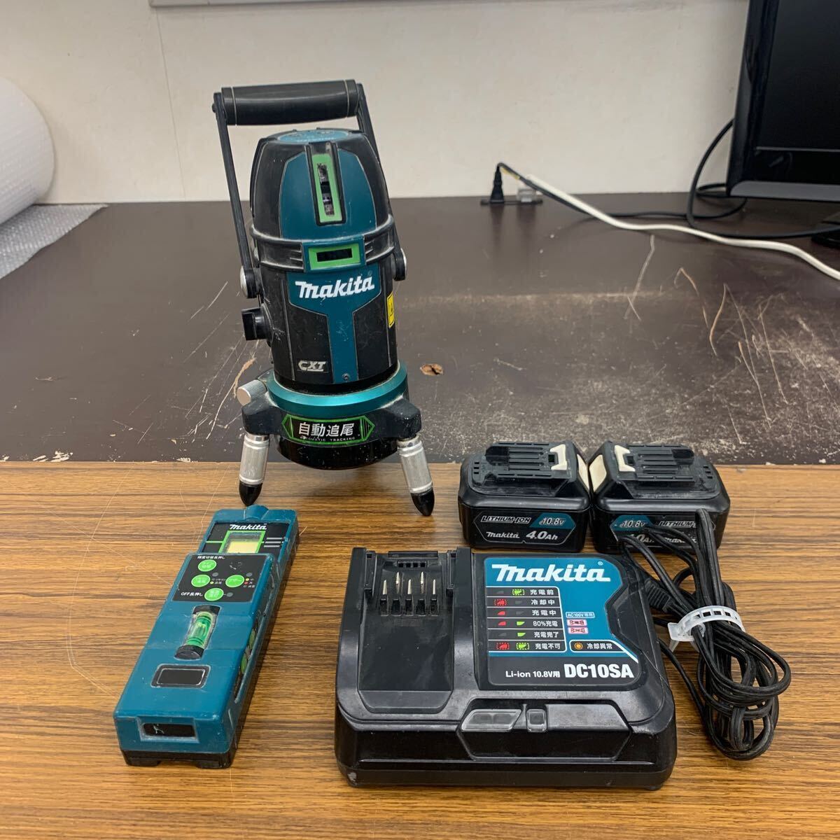 中古品 現状 makita 充電式屋内・屋外兼用墨出し器 SK506GD グリーンレーザー マキタ 10.8v 4.0Ah バッテリー2個 受光器付の画像1