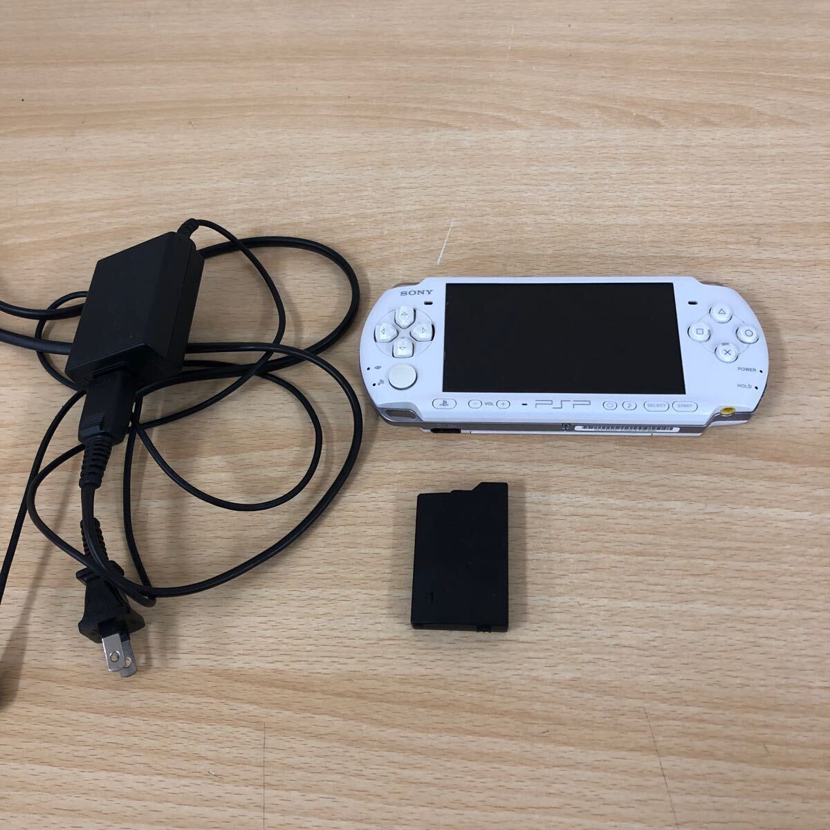 中古品 ソニー SONY プレステーション・ポータブル パールホワイト PSP-3000PW メモリ1GB PSP 本体・ゲーム機の画像1