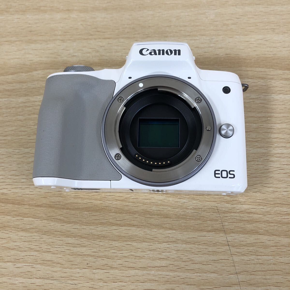 現状品 キヤノン Canon EOS Kiss M ボディ ホワイト ミラーレスカメラ ストラップ カメラ関連_画像2