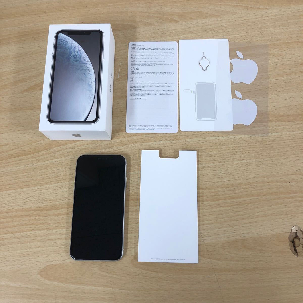 中古品 スマートフォン Apple iPhone XR 128GB ホワイト A2106 MT0J2J/A au 判定:◯ 初期化済み スマホ・携帯電話の画像1