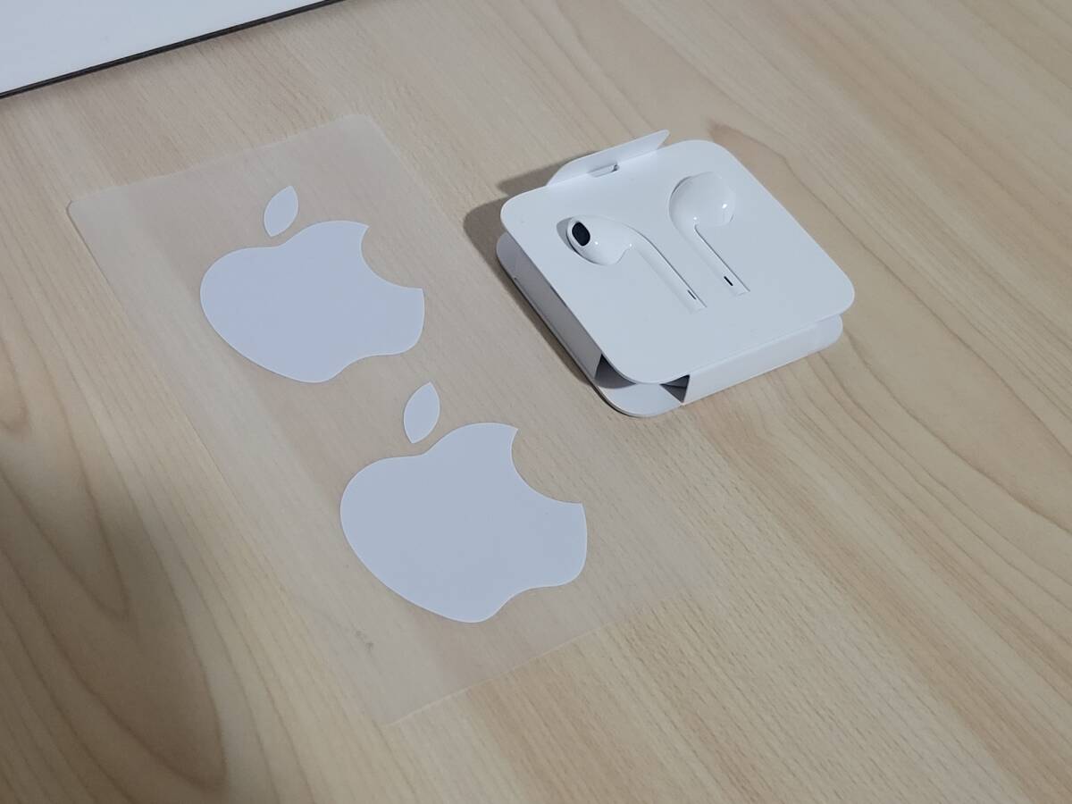 Apple iPhoneXS付属純正イヤホン(EarPods with Lightning Connector（イヤーポッズ ライトニングコネクター）?)とアップルのシールセットの画像1