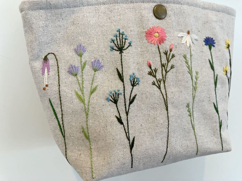 handmade野花の手刺繍 トートバッグ(内布ブルー系)ハンドメイド コットンリネン　母の日のプレゼントに！花柄刺しゅう　手提げ 綿麻_画像8