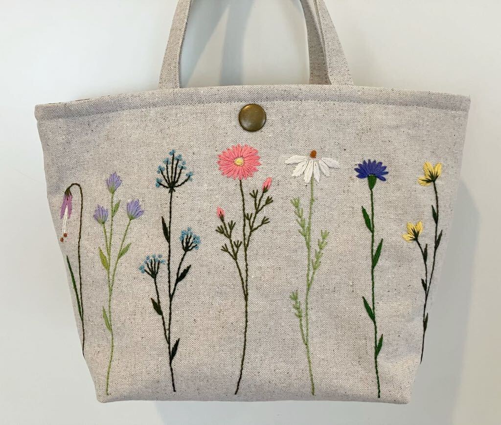 handmade野花の手刺繍 トートバッグ(内布ブルー系)ハンドメイド コットンリネン　母の日のプレゼントに！花柄刺しゅう　手提げ 綿麻_画像6