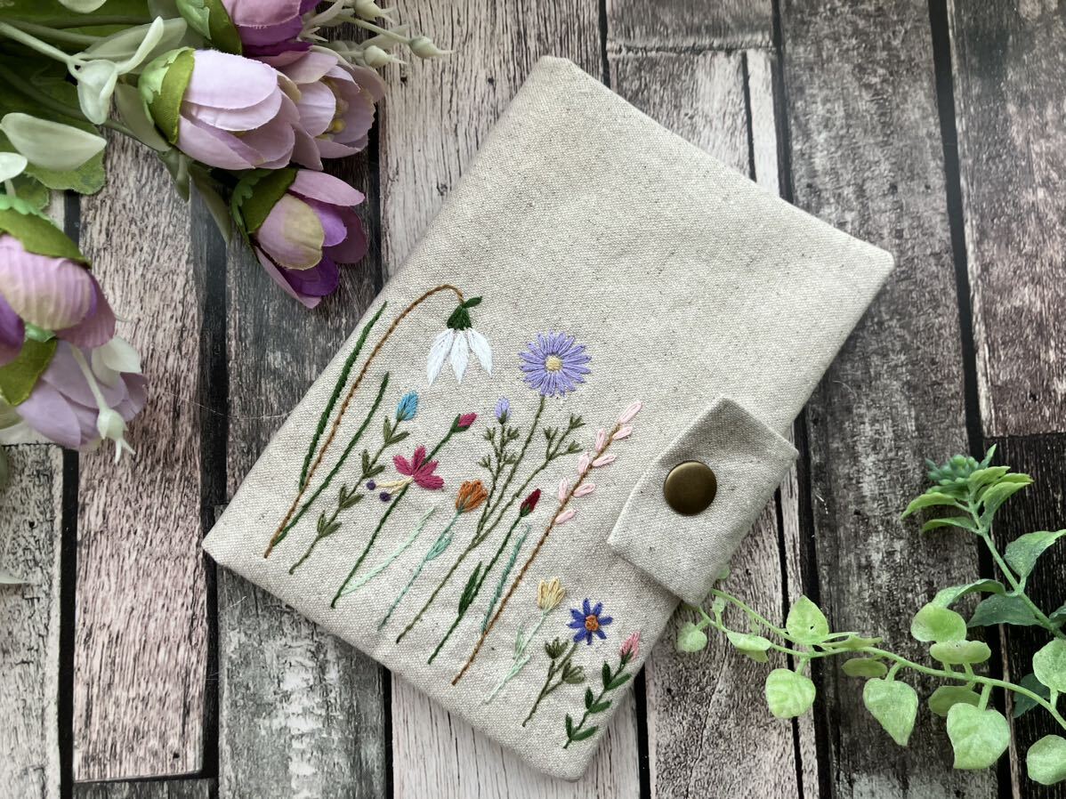 handmade野花の手刺繍 お薬手帳ケース(内布パステル系)ハンドメイド コットンリネン プレゼント 母子手帳ケース通帳ケース　母の日　_画像1