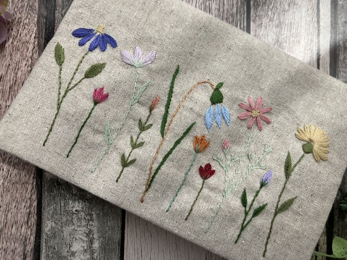 handmade野花の手刺繍 文庫本ブックカバー(内布パープル系)ハンドメイド コットンリネン プレゼントに！花柄刺しゅう