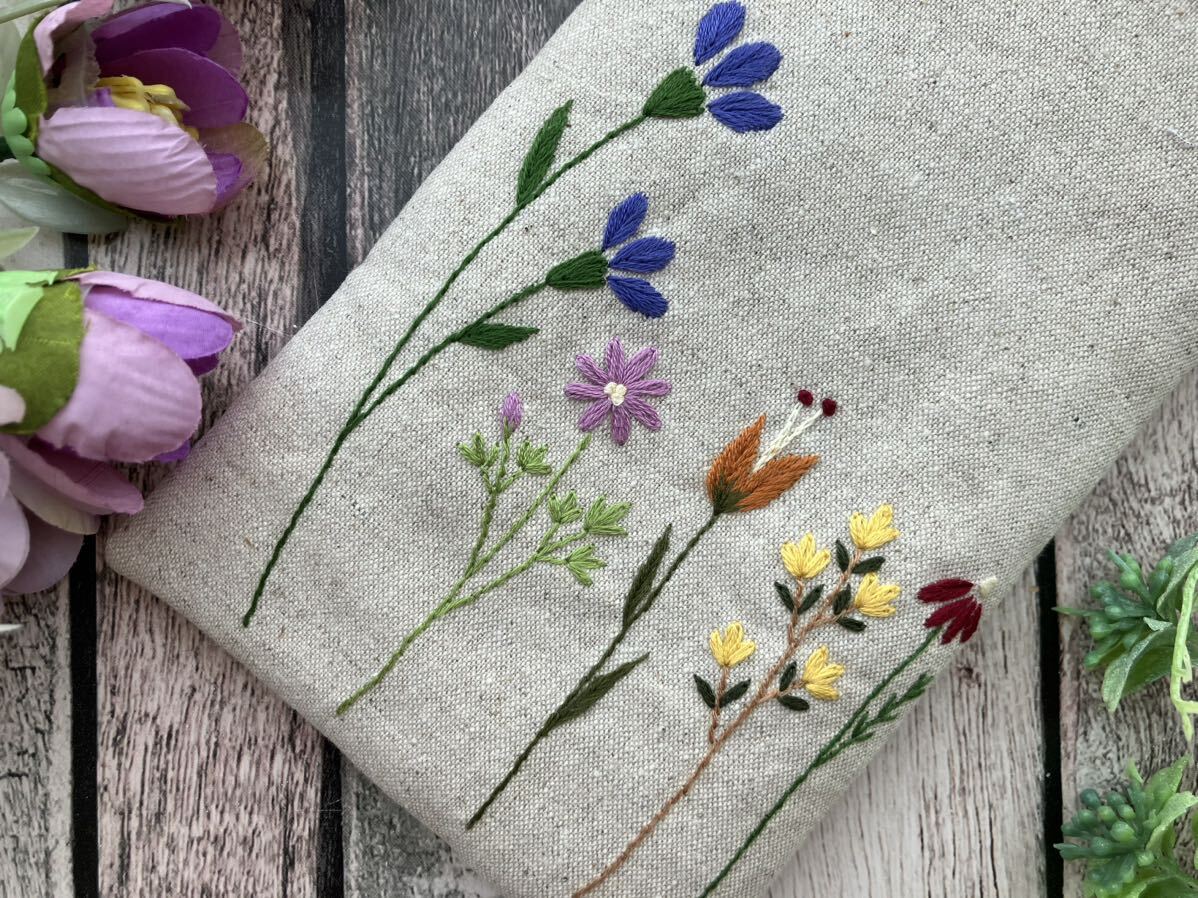 両面刺繍 handmade野花の手刺繍 持ち手付きスマホポーチ(内布茶系)メガネケースにも ハンドメイド コットンリネン プレゼントに 母の日の画像2