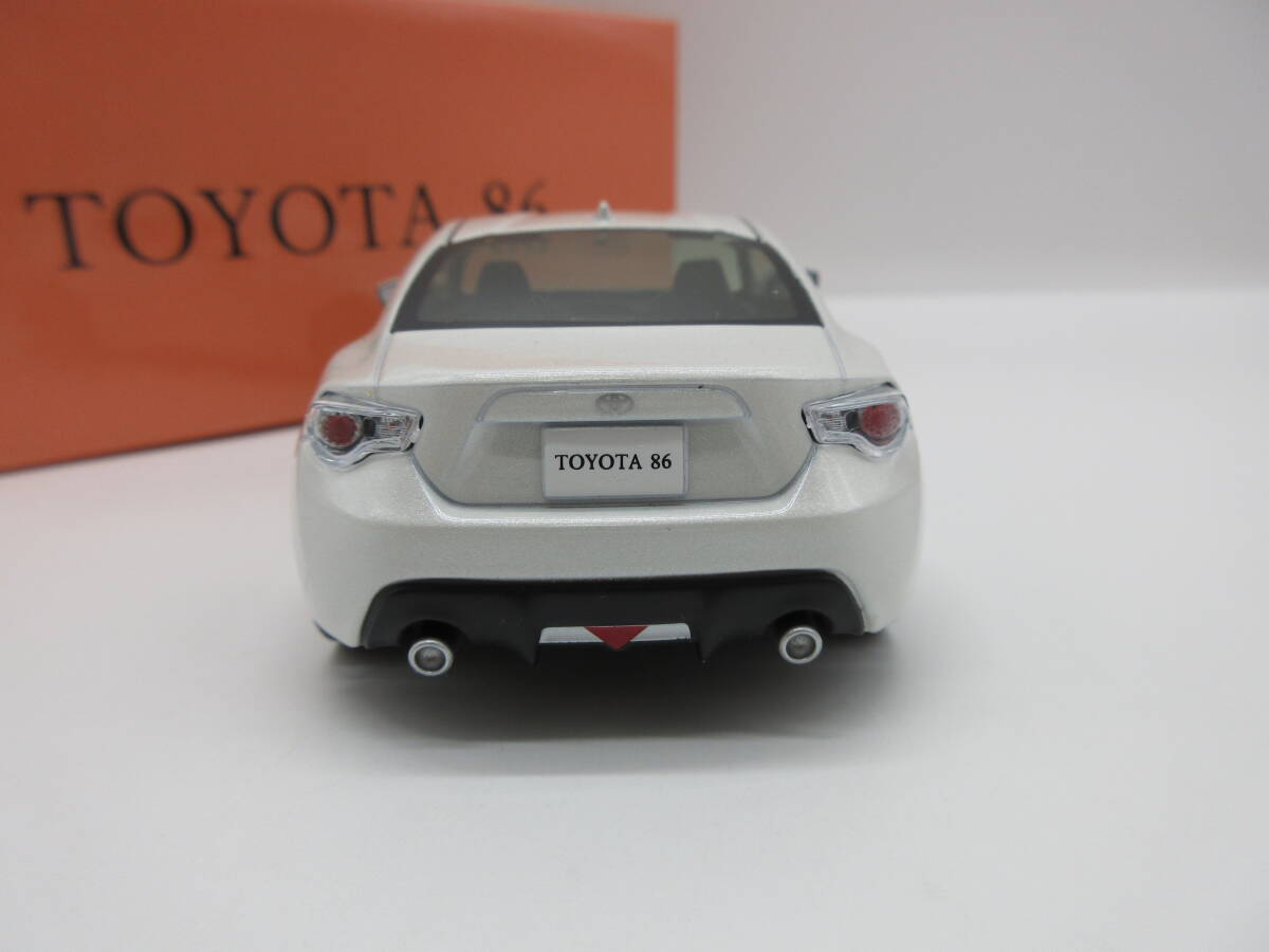 1/30 トヨタ 86 TOYOTA86 中期　シャークフィンアンテナ装着車　カラーサンプル 非売品 ミニカー　クリスタルホワイトパール