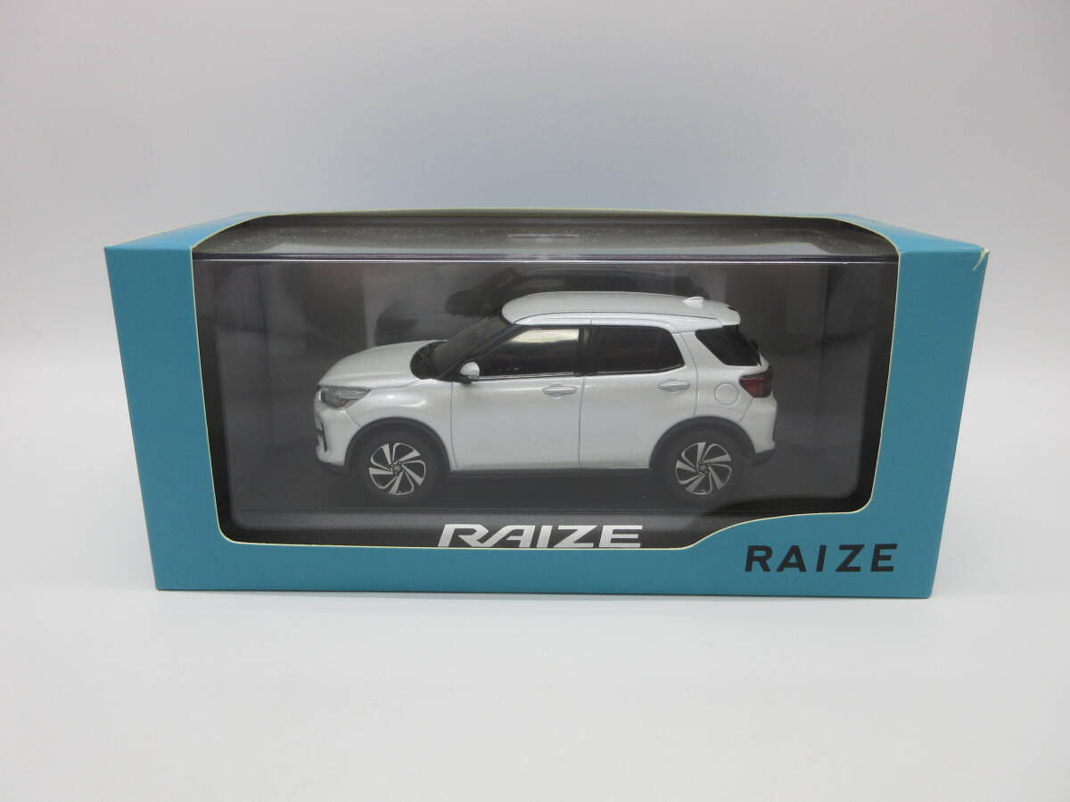 1/30 トヨタ 新型ライズ RAIZE ダイハツ ロッキー OEM 非売品 カラーサンプル ミニカー　シャイニングホワイトパール_画像1