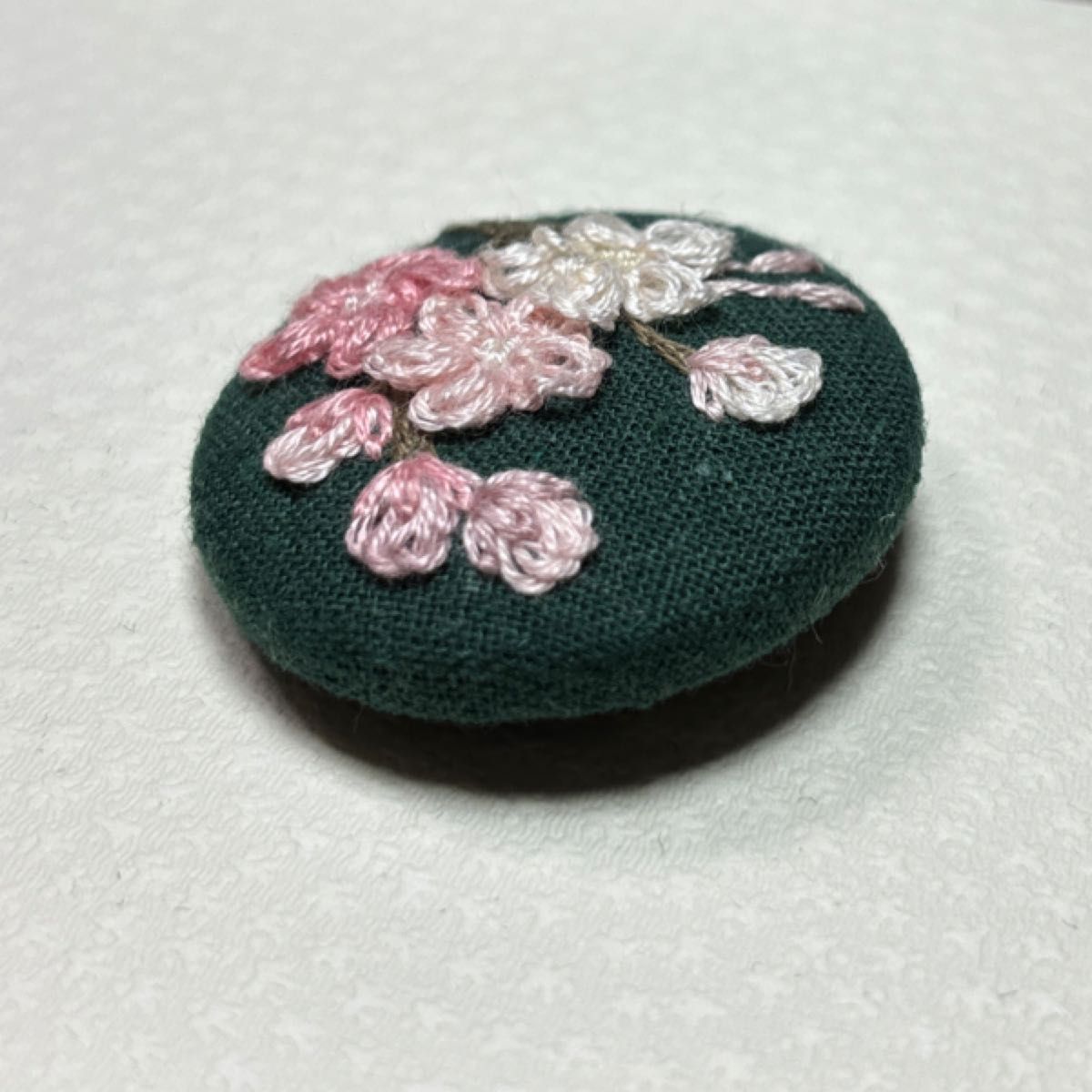 刺繍ブローチ　桜の枝　ピンクの花　 刺繍くるみボタン ハンドメイド