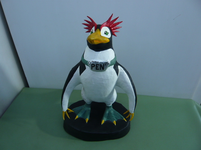 B524◆置物　ペンギン　アニメ　キャラクター　PEN2　幅39　奥行35　高さ63㎝　大型　ペンギン置物　飾り物◆中古◆P_画像1