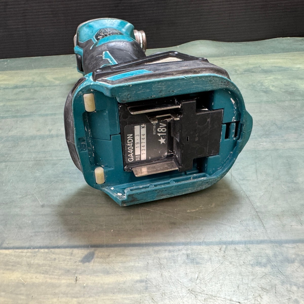 【ジャンク品】☆マキタ(makita) 100mmコードレスディスクグラインダ GA404DZN (GA404DN)の画像3