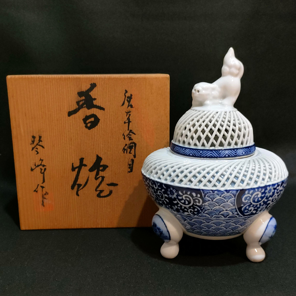 【中古】有田焼 琴峰作 三足香炉 白磁網目透かし 獅子蓋 蛸唐草 陶芸品 工芸品 お香 香道具 茶道具 茶室 共箱付き アンティーク 昭和レトロの画像1