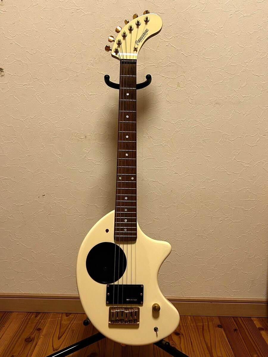 【ジャンク】FERNANDES フェルナンデス ZO-3 アイボリー おまけ付き ※動作未確認※ アンプ内蔵ギター エレキギターの画像1