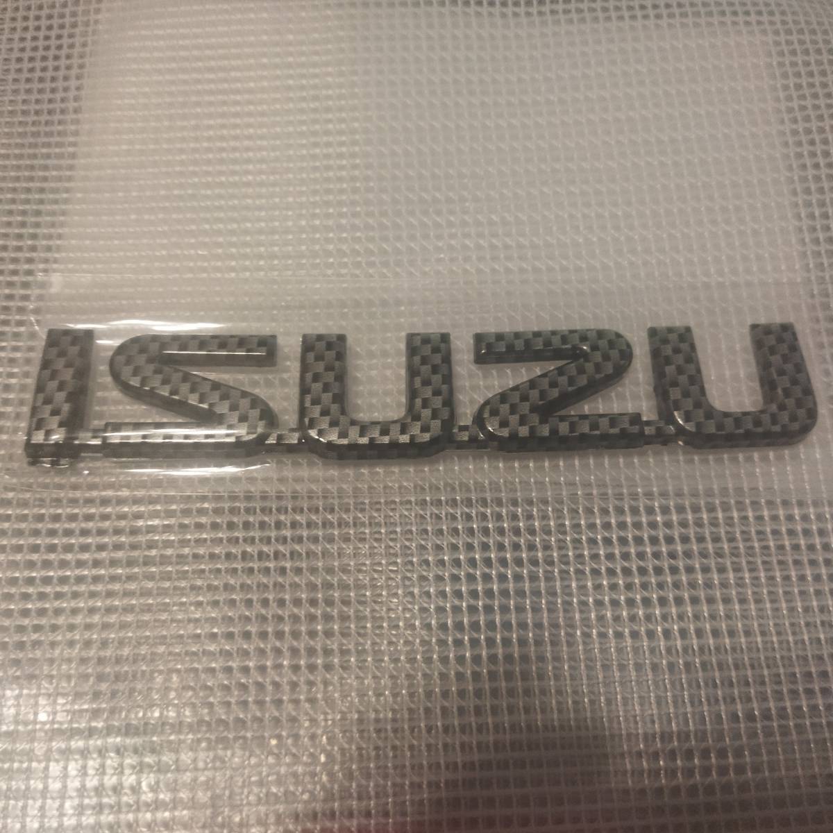 【送料込】ISUZU(いすゞ) 3Dエンブレム(両面テープ付) カーボン 縦2.4cm×横14.4cm プラスチック製 の画像1