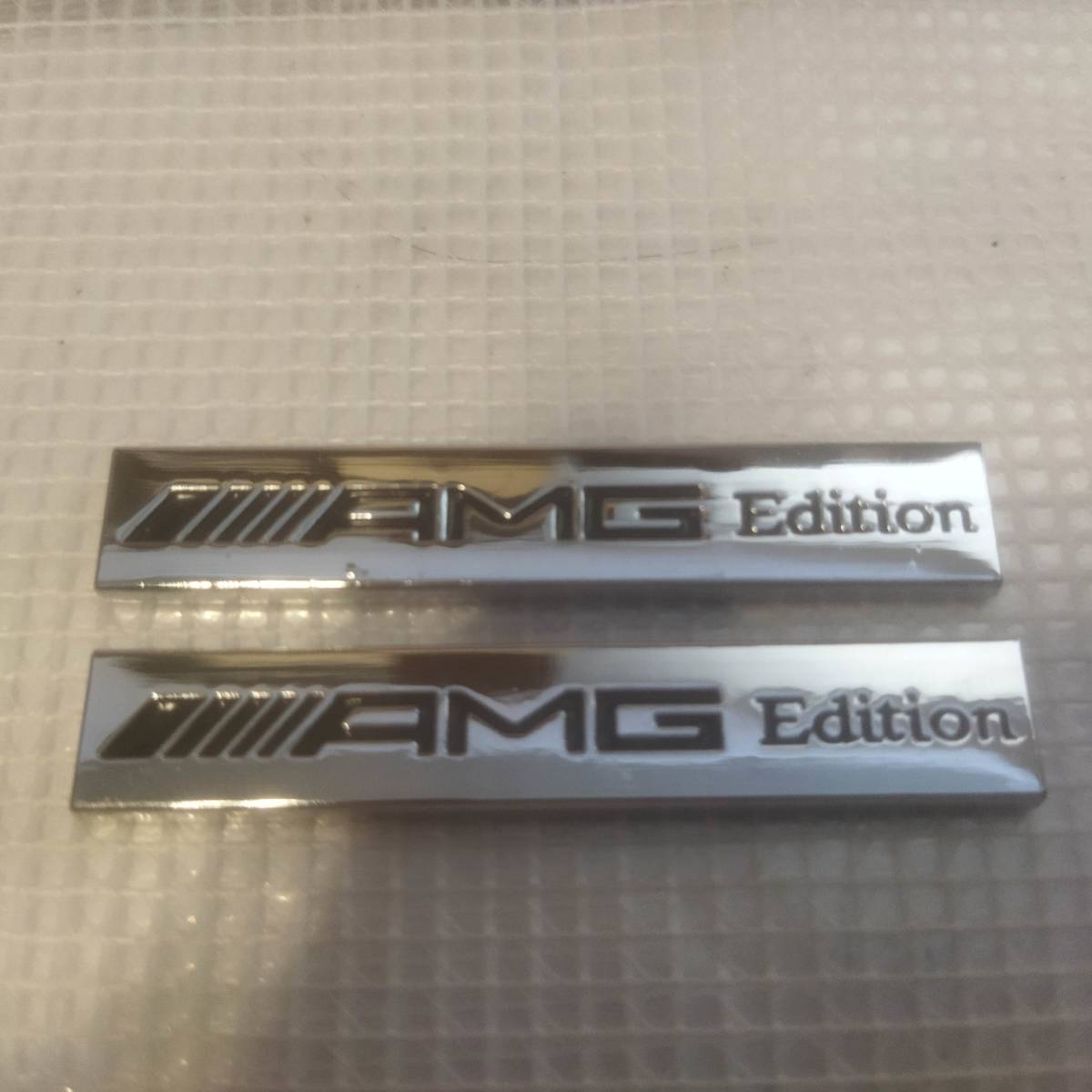 【送料込】AMG(Mercedes-AMG) エンブレムプレート 黒文字 縦1.0cm×横6.0cm 2枚組 金属製 の画像1