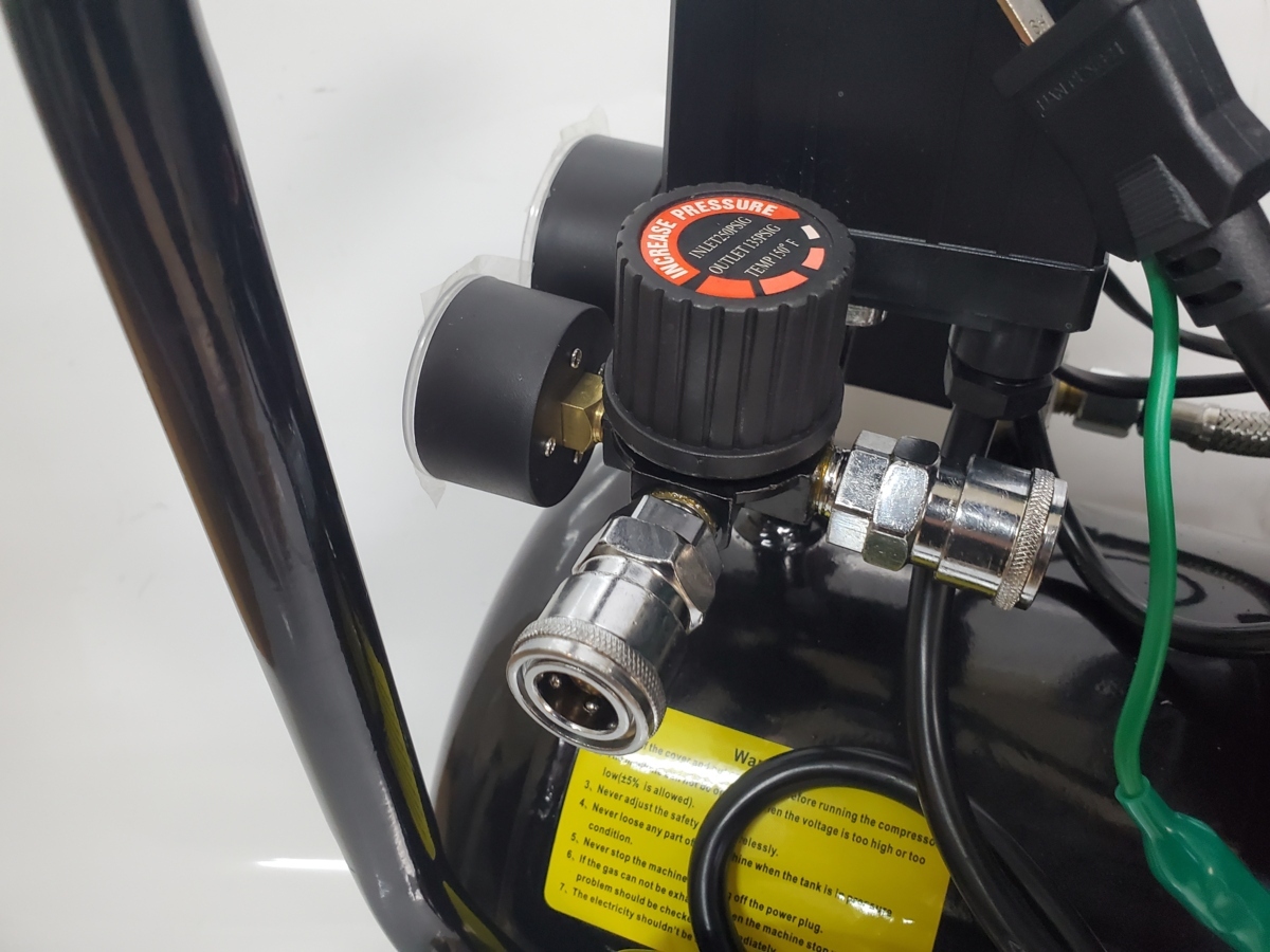 ★小型超静音 横型オイルレスコンプレッサー25Ｌ タンク搭載  レギュレーター付 100Ｖ 1.5ＨＰ 3ヵ月保証付の画像2