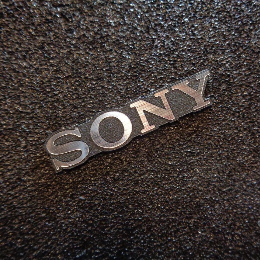 SONY  Sony  аллюминий   эмблема    планка    серебристый / черный  pt