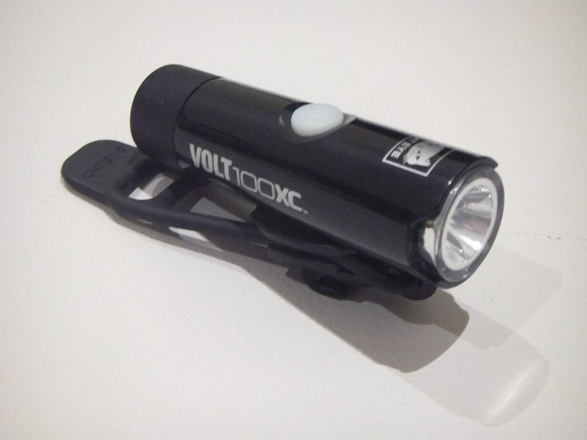 動作品! CATEYE キャットアイ VOLT100XC 自転車用 LEDライト 充電式ライト ★ ライト サイクリング 100lm USB充電_画像2