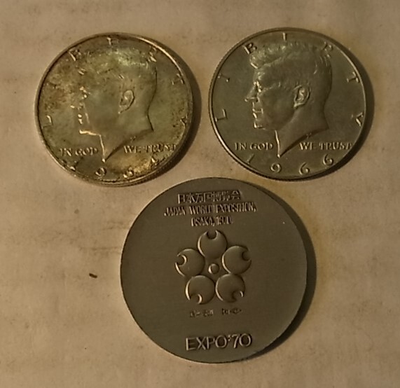 ケネディ銀貨、２枚（1964・1966年）とEXPO70メダル、１枚、重量４２gの画像1