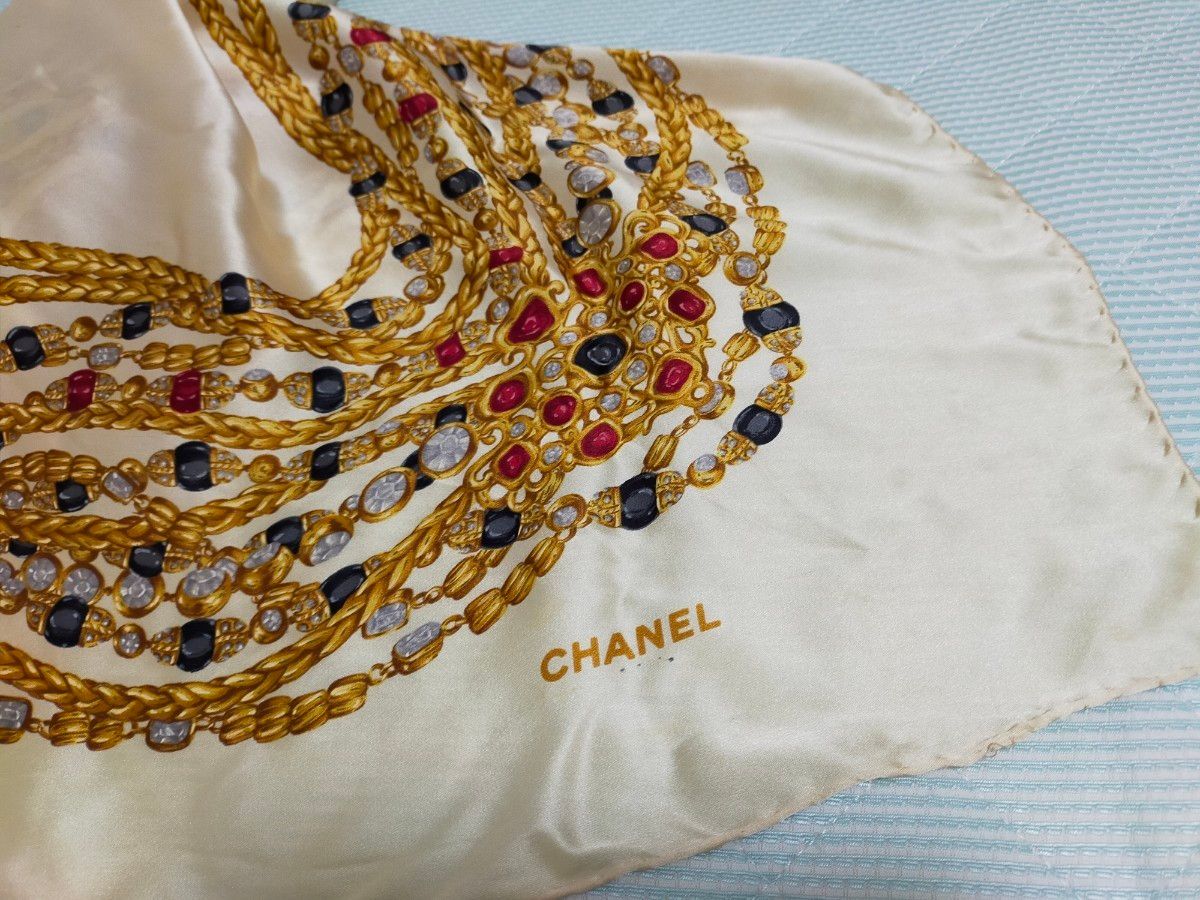 CHANEL　ジュエリー柄シルクスカーフ/