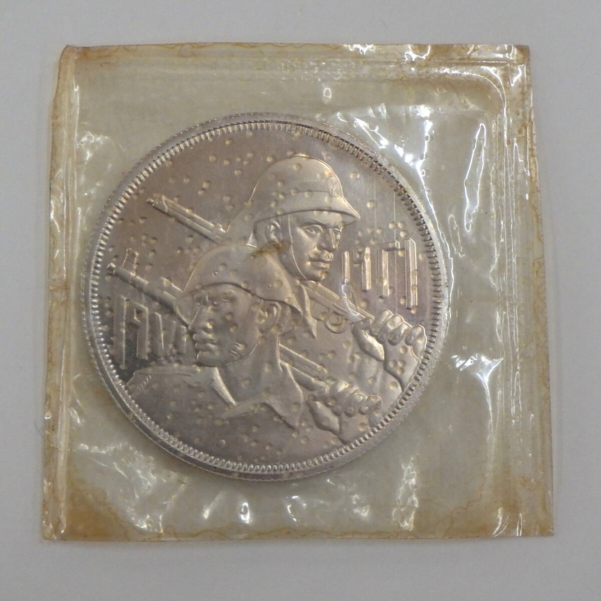 ◇イラク 大型銀貨◇1971年 1ディナール銀貨 GOLDEN JUBILEE OF IRAQI ARMY 約4cm 約31.8g(カバー含)   ケース入の画像2