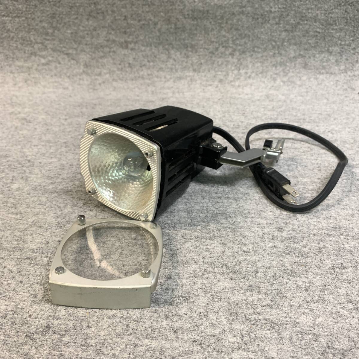 6a1867◆LPL BROM VIDEO LIGHT 2332 100V 300w MAX 照明器具 スポットライト 撮影 94-2241_画像1