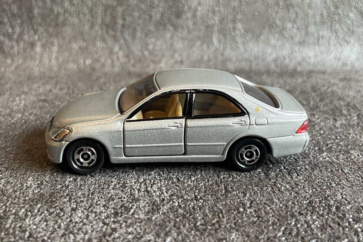 トミカ/TOMICA/赤箱/No.32/トヨタ/TOYOTA/クラウン/CROWN/2004/1/63/シルバー/タカラトミー/TAKARATOMY/自動車/乗用車/箱付の画像3