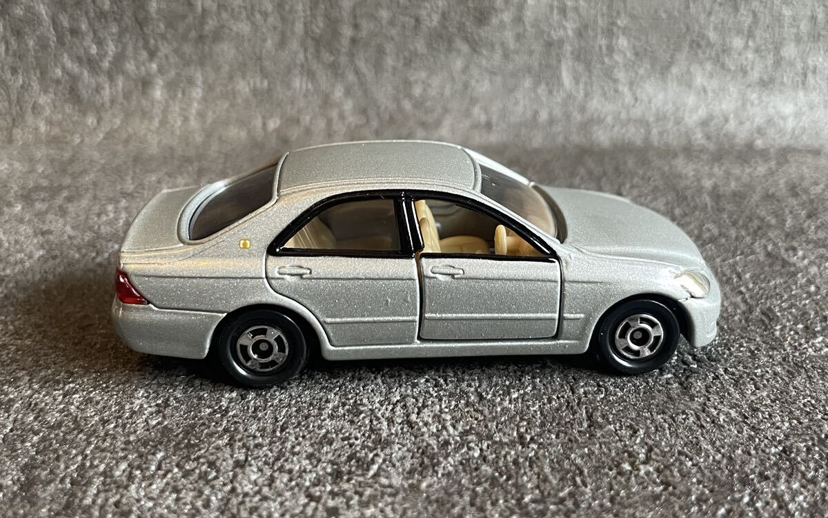 トミカ/TOMICA/赤箱/No.32/トヨタ/TOYOTA/クラウン/CROWN/2004/1/63/シルバー/タカラトミー/TAKARATOMY/自動車/乗用車/箱付の画像4